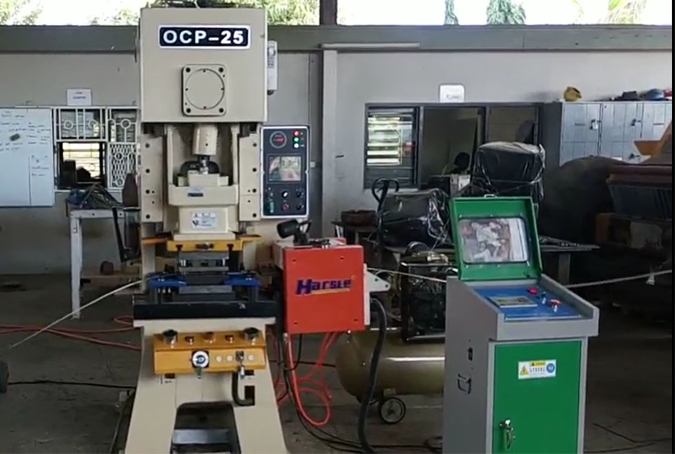 Harsle CNC Punching Machine travaillant aux Fidji