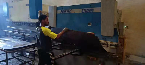 Ligne de production de porte en acier