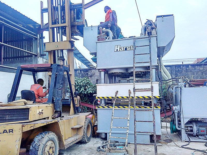 Installation de la machine à gaufrer en acier au Nigéria